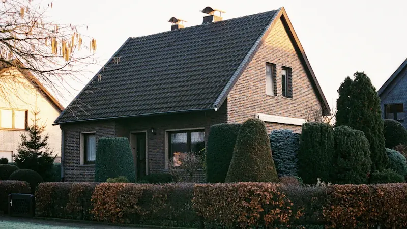 Klinkerhaus mit Hecke in Deutschland