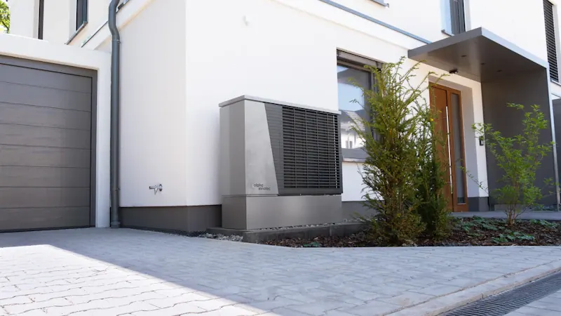 Modernes Haus mit Wärmepumpe